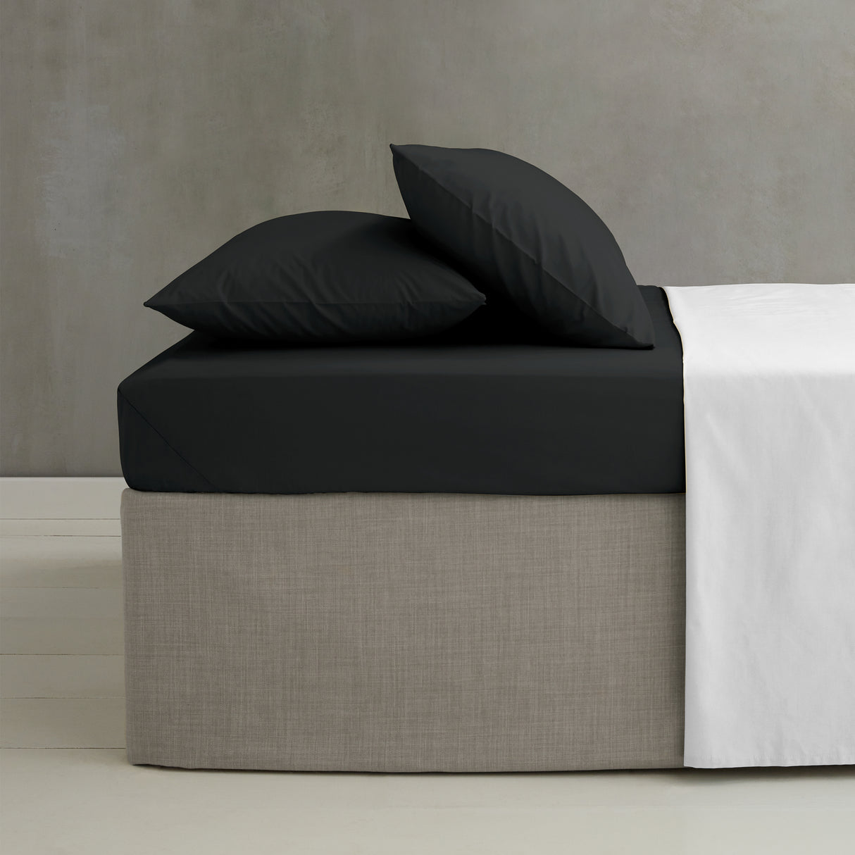 Catherine Lansfield Easy Iron 50% Polyester/50% Combed Cotton 180 Thread Count Percale Black Sheets