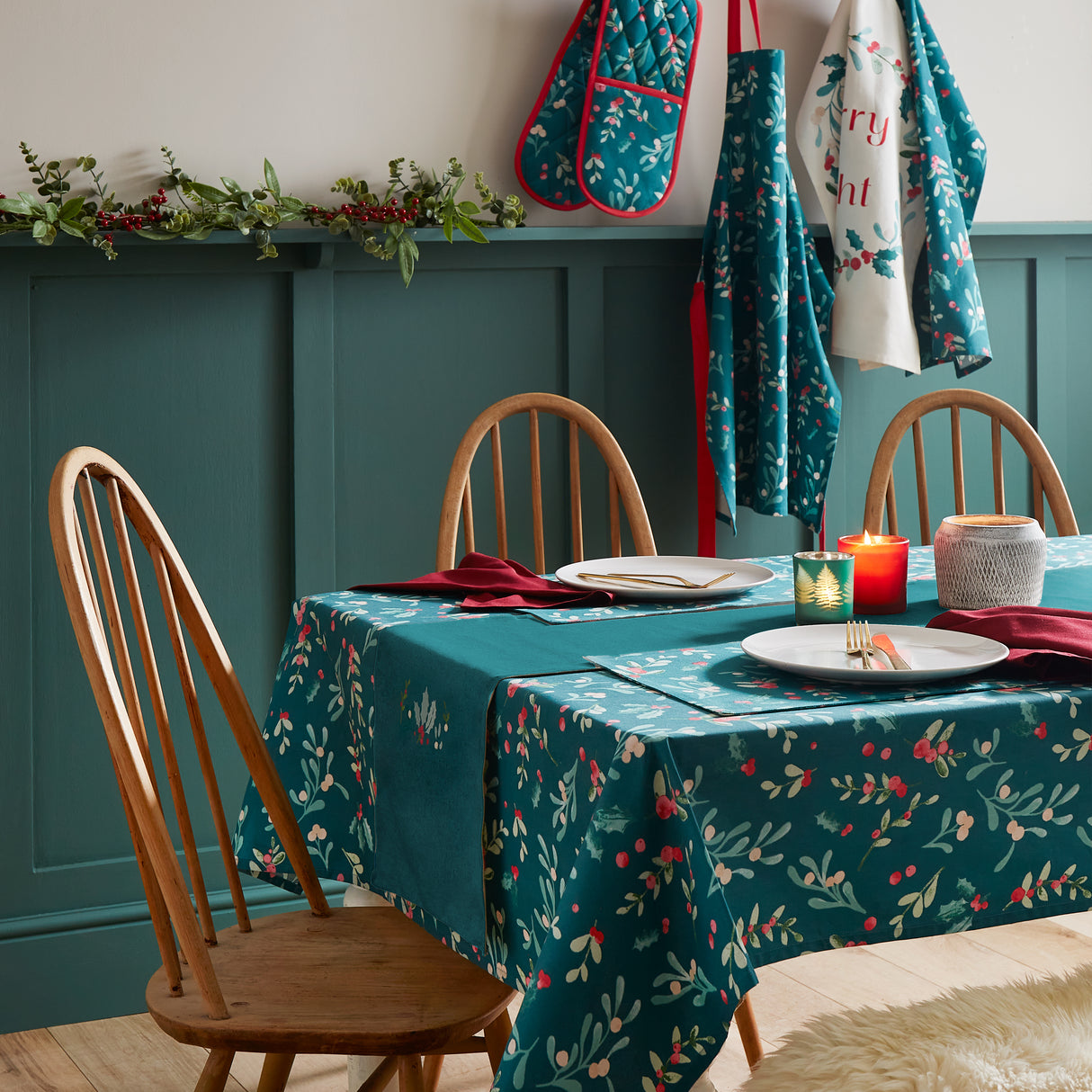 Catherine Lansfield Christmas Holly & Mistletoe Green Tablewear