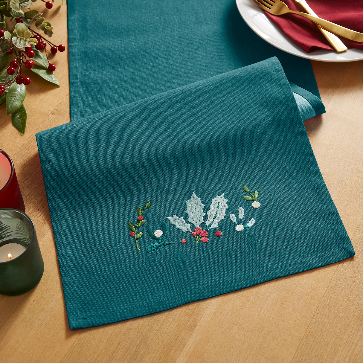 Catherine Lansfield Christmas Holly & Mistletoe Green Tablewear