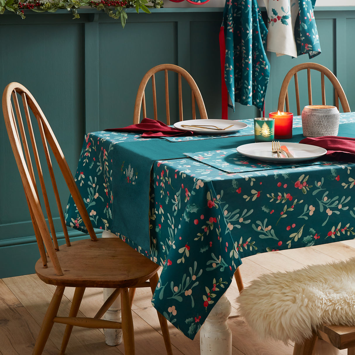 Catherine Lansfield Christmas Holly & Mistletoe Green Tablewear