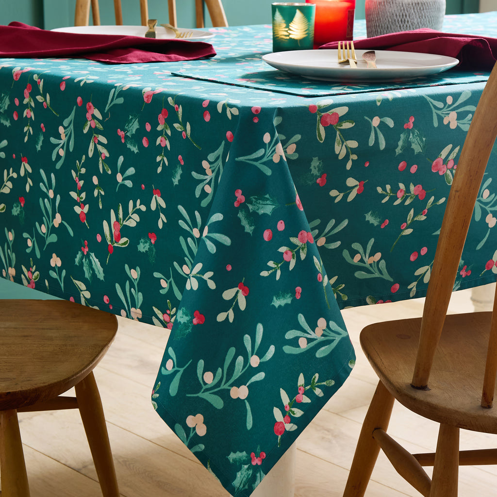 Catherine Lansfield Christmas Holly & Mistletoe Green Tablewear