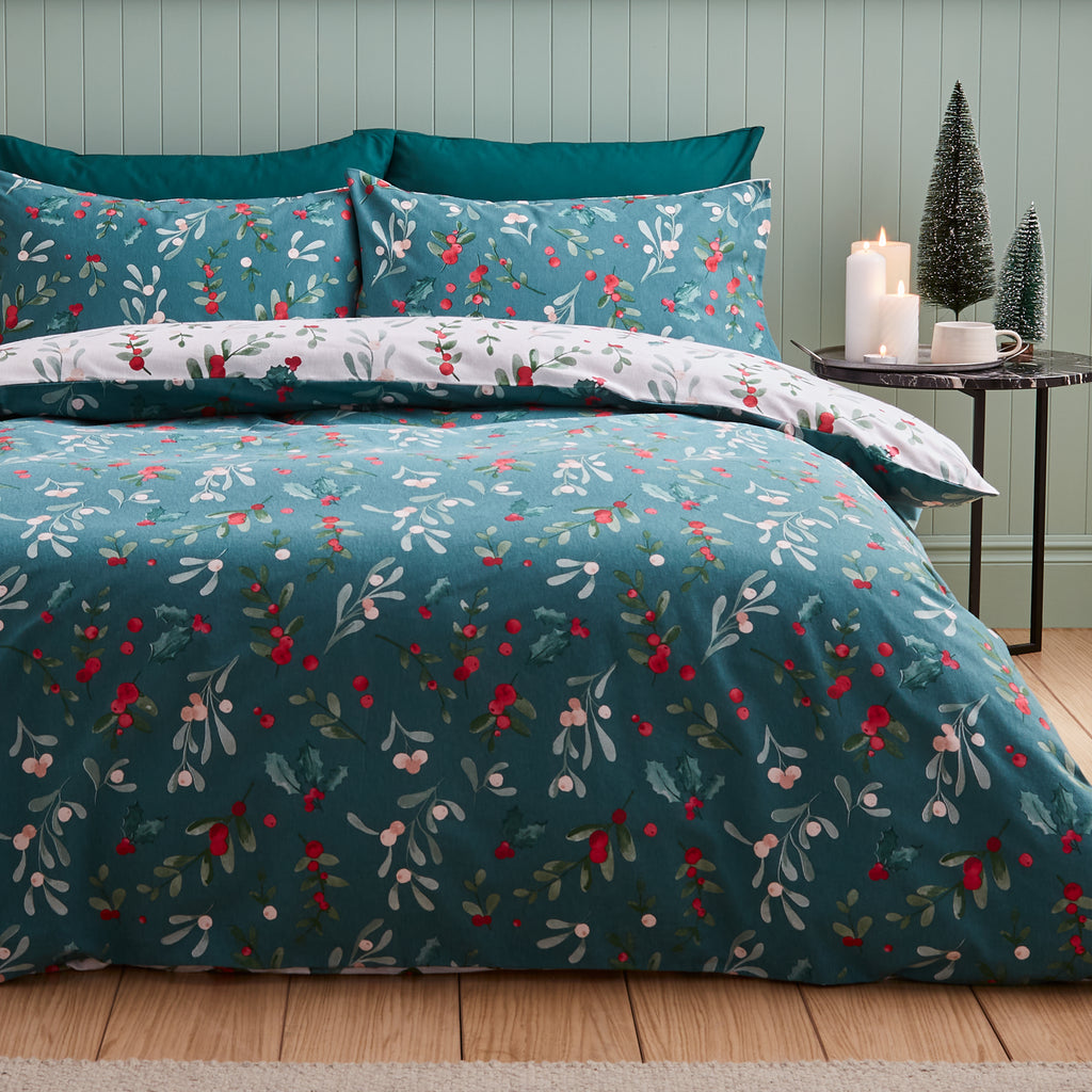 Catherine Lansfield Christmas Brushed Cotton Holly & Mistletoe White/Green Duvet Set