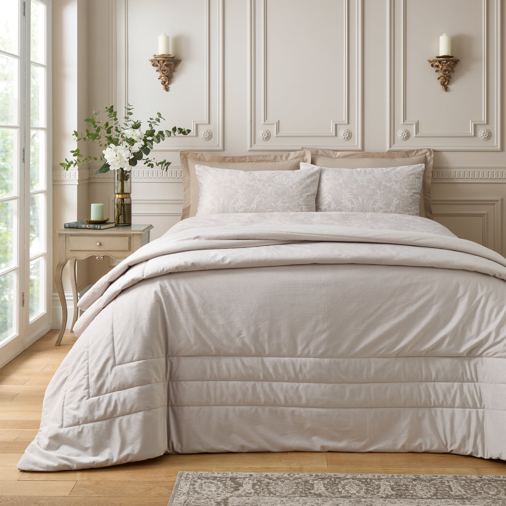 Bridgerton Regal Velvet Cream 220cm x 230cm Bedspread