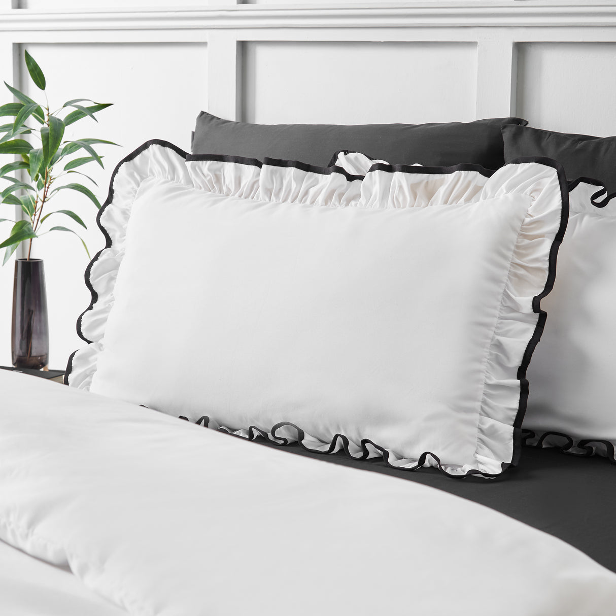 Catherine Lansfield So Soft Mono Frill Duvet Set