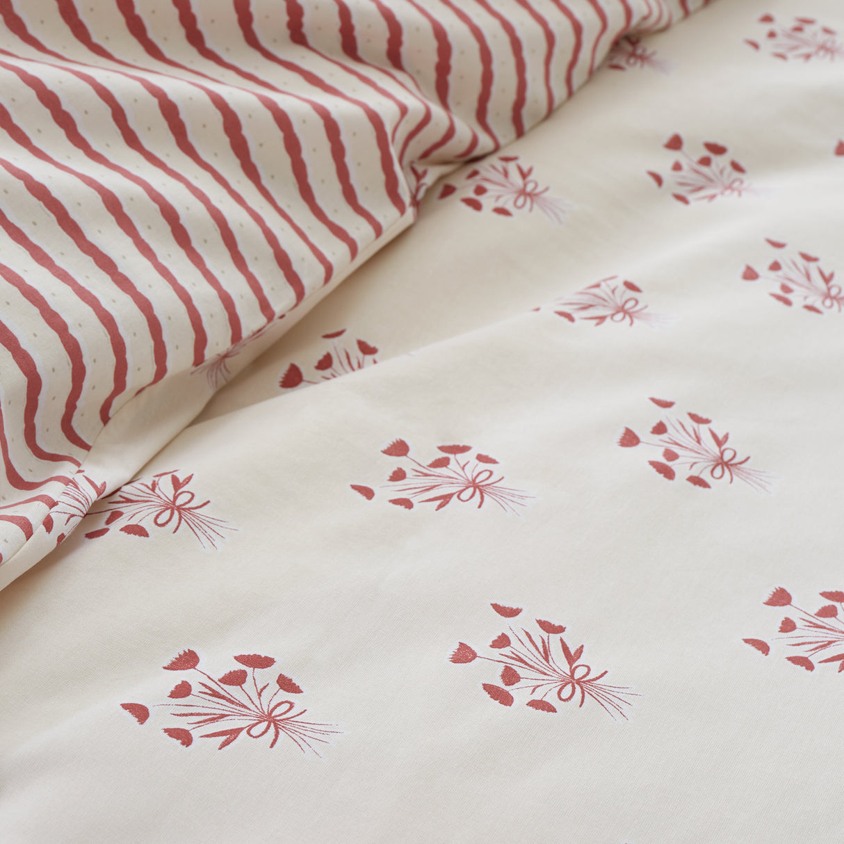 Emily Bond Hand Gathered Posy Cream/Red Duvet Set