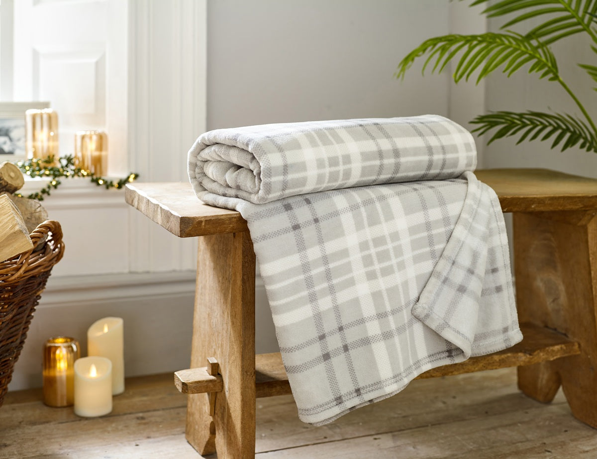 Deyongs 1846 Snuggle Touch Check Microfibre 140cm x 180cm Throws