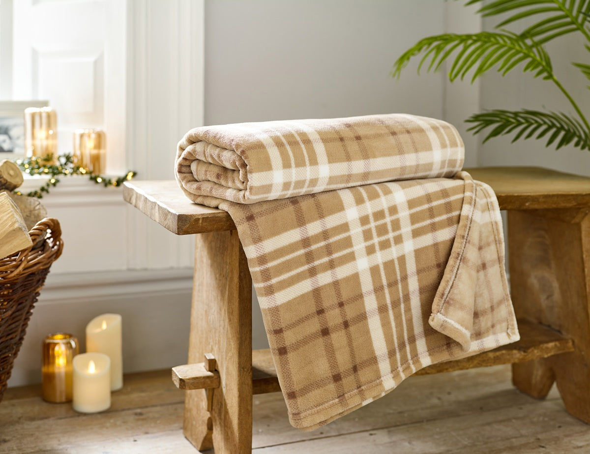 Deyongs 1846 Snuggle Touch Check Microfibre 140cm x 180cm Throws
