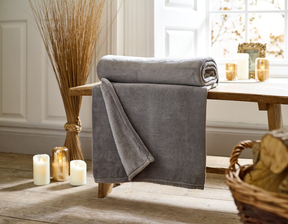 Deyongs 1846 Snuggle Touch 140cm x 180cm Throws