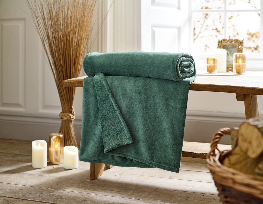 Deyongs 1846 Snuggle Touch Seasonal Microfibre 140cm x 180cm Throw