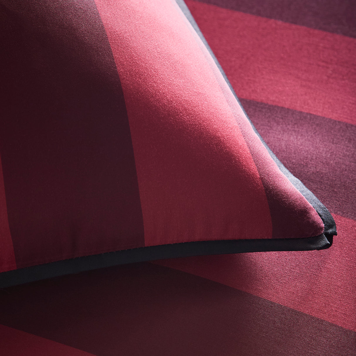 Laurence Llewelyn Bowen Festivo Circus Stripe Red Duvet Set