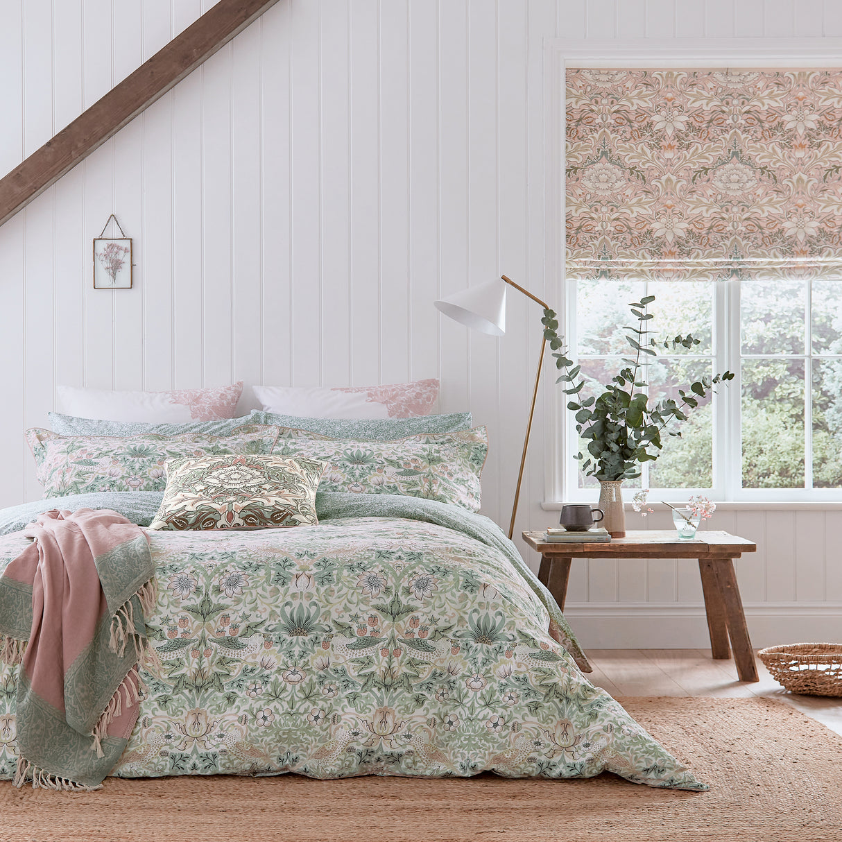Morris & Co Strawberry Thief Cochineal Pink Duvet Set