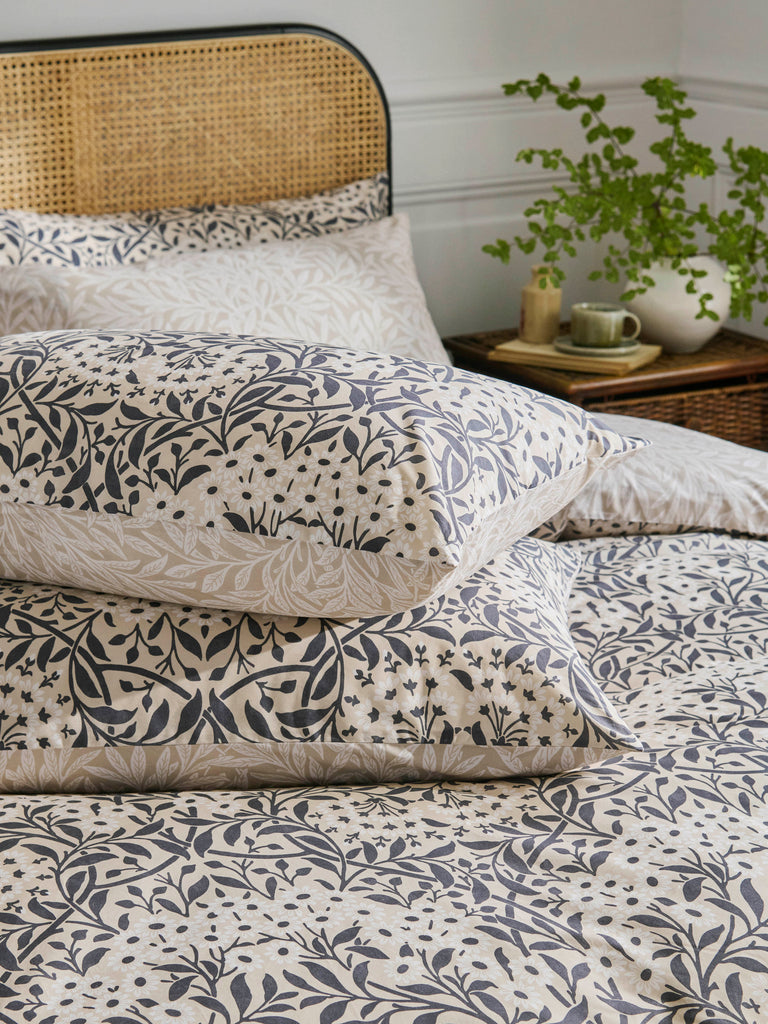 William Morris at Home Michaelmas Daisy Linen Duvet Set