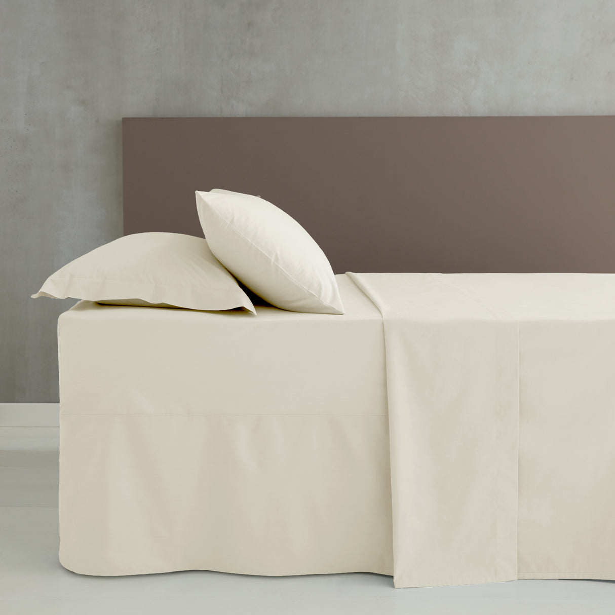 Catherine Lansfield Easy Iron 50% Polyester/50% Combed Cotton 180 Thread Count Percale Cream Sheets