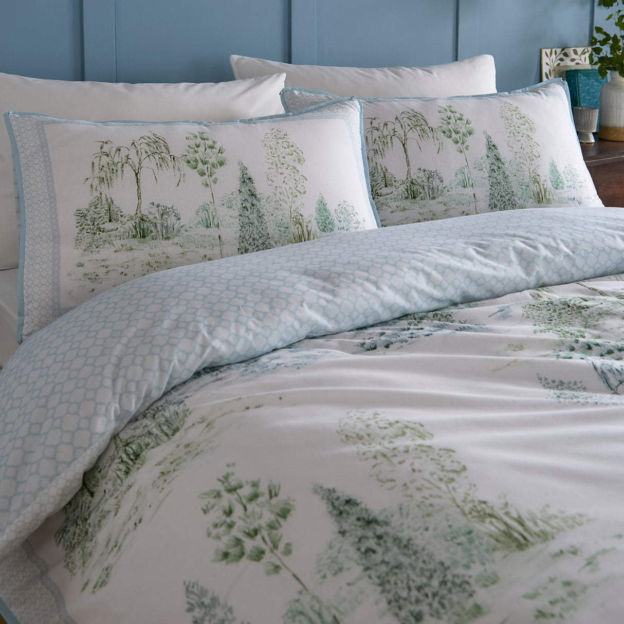 Appletree Willow Tree Scene Blue Duvet Set