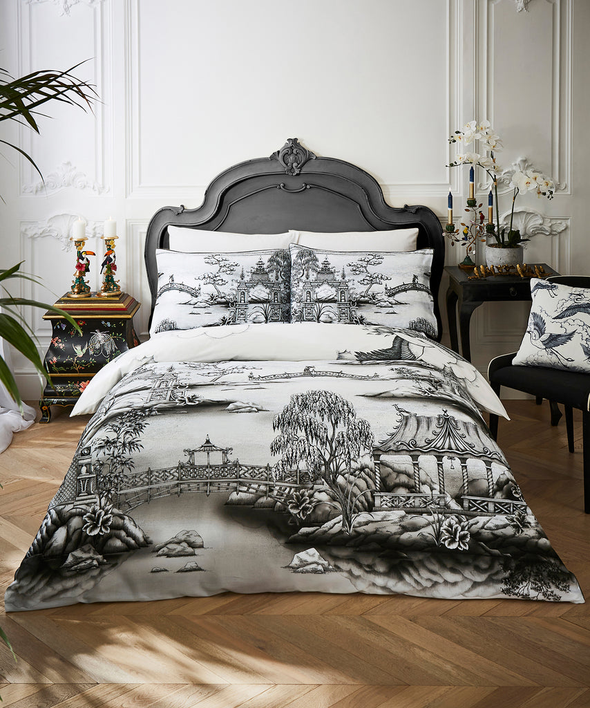 Joe Browns ZB194 Herons In Flight Mono White Reversible Duvet Set