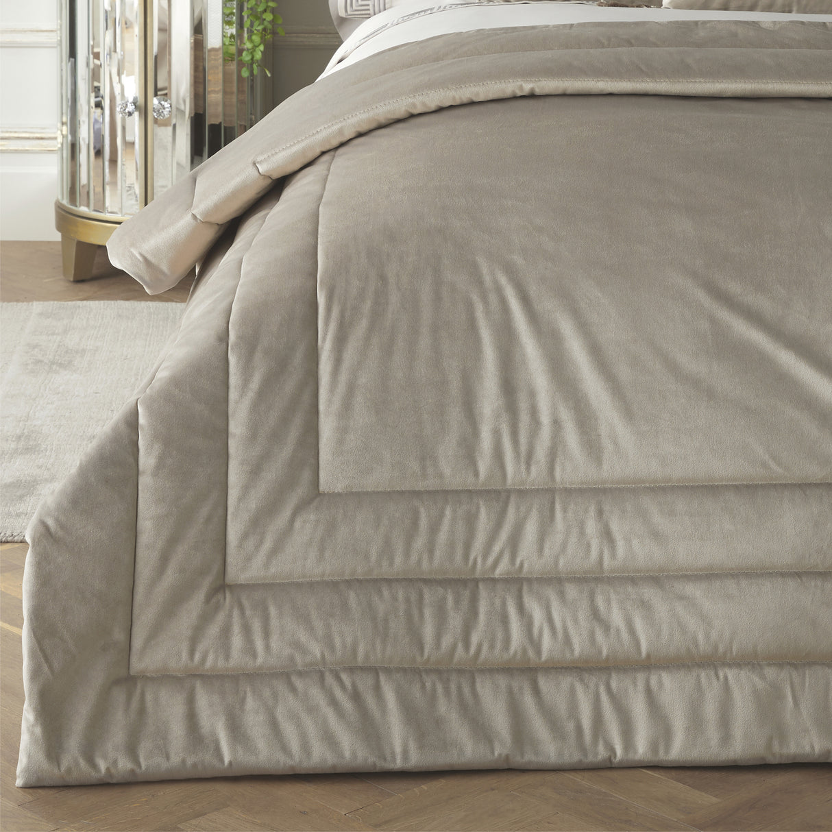 Laurence Llewelyn Bowen Chic 150cm x 220cm Throw