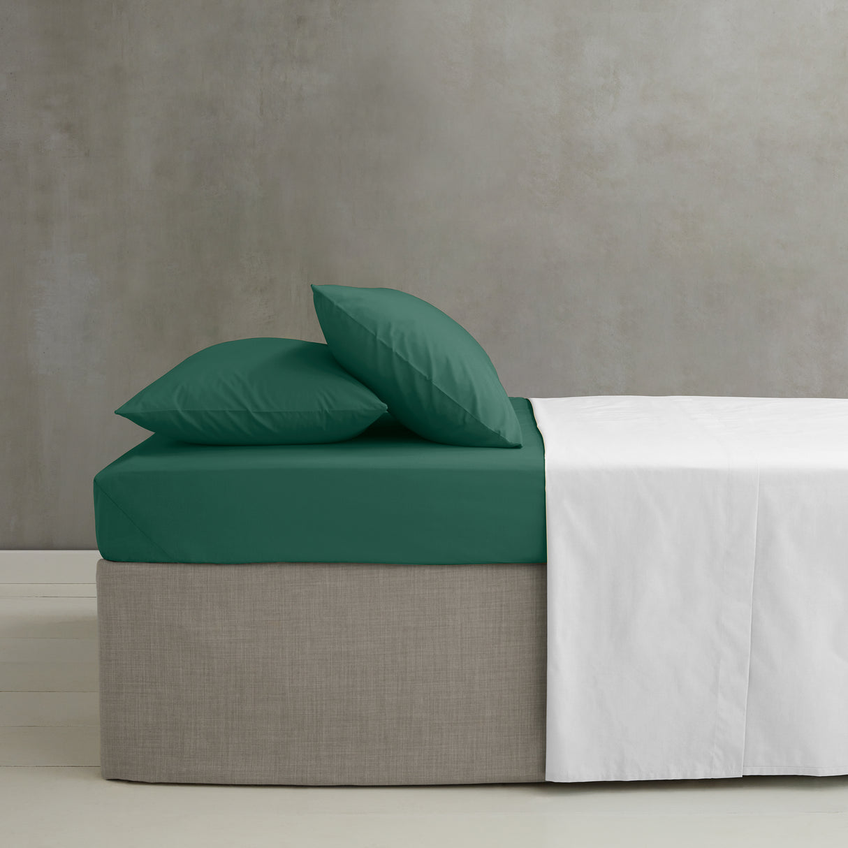 Catherine Lansfield Easy Iron 50% Polyester/50% Combed Cotton 180 Thread Count Percale Dark Green Sheets