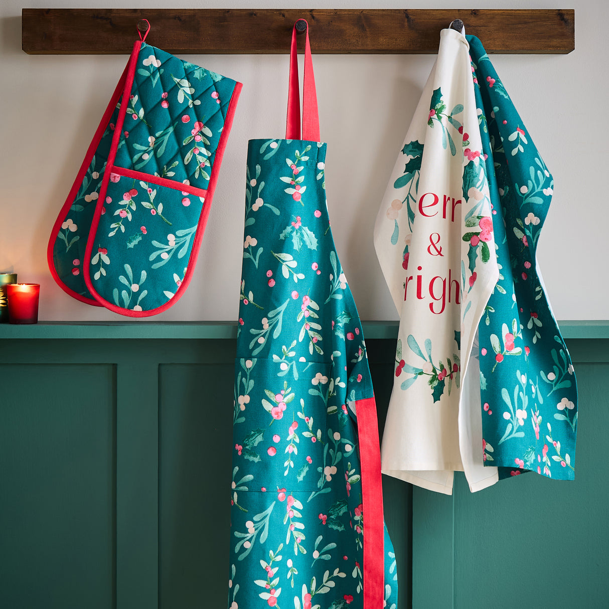 Catherine Lansfield Christmas Holly & Mistletoe Green Tablewear