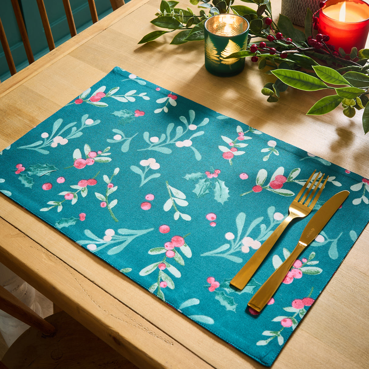 Catherine Lansfield Christmas Holly & Mistletoe Green Tablewear
