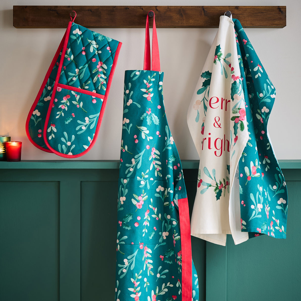 Catherine Lansfield Christmas Holly & Mistletoe Green Tablewear