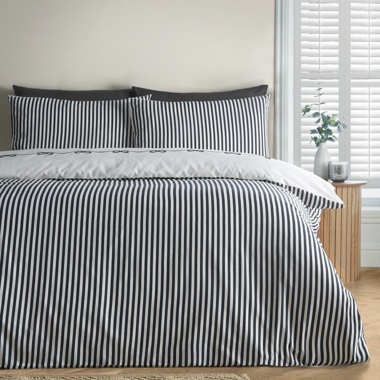 Catherine Lansfield Bow Embroidery Duvet Set