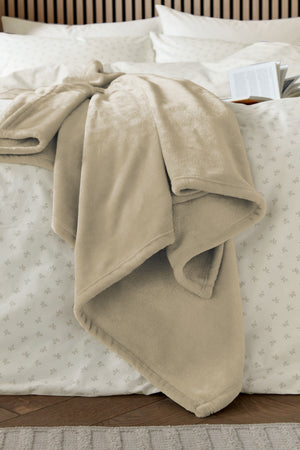 Helena Springfield Calico & Chalk Snug 140cm x 180cm Fleece Throw