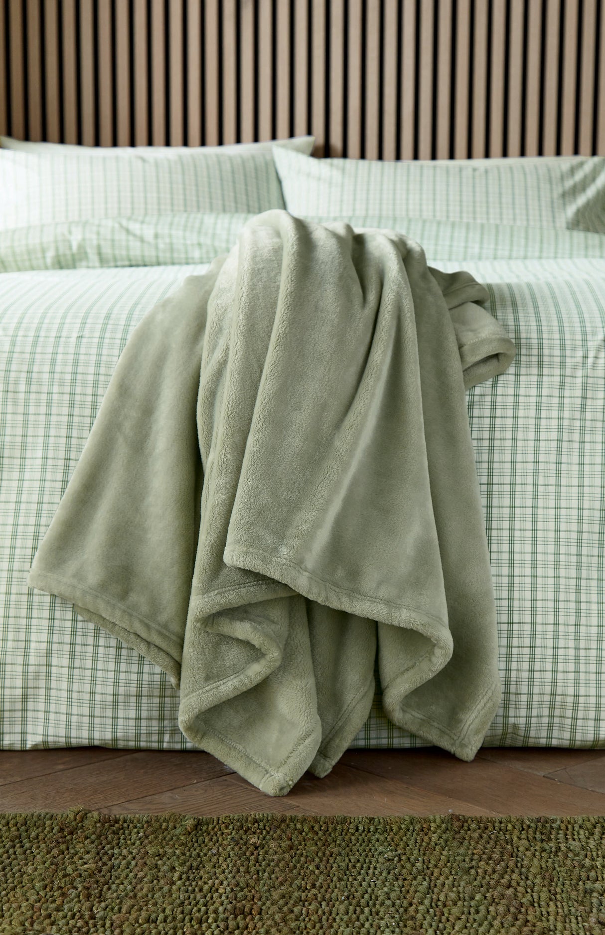 Helena Springfield Calico & Chalk Snug 140cm x 180cm Fleece Throw
