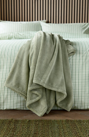 Helena Springfield Calico & Chalk Snug 140cm x 180cm Fleece Throw