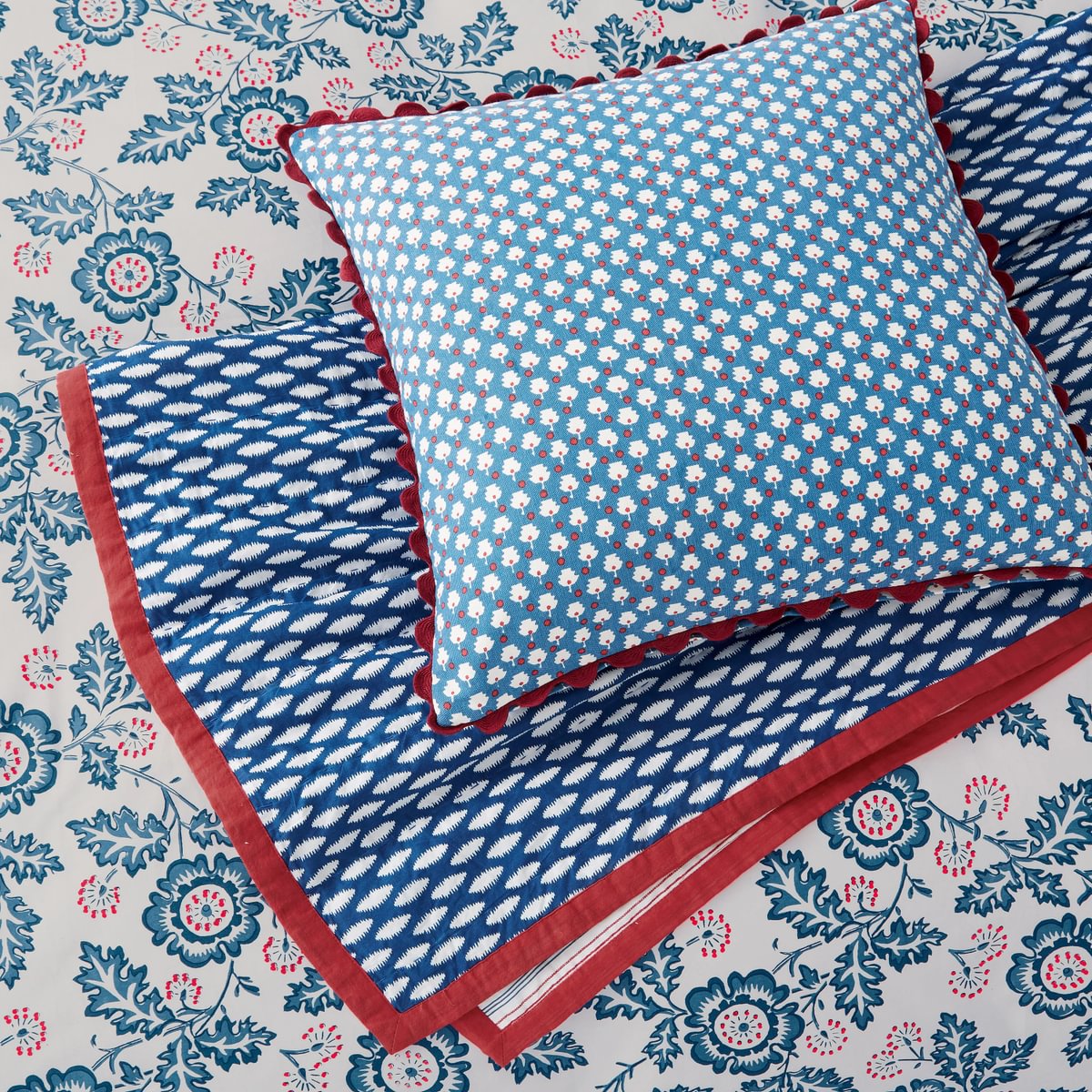 Land & Shore River Blue/Red 50cm x 50cm Fibre Filled Cushion