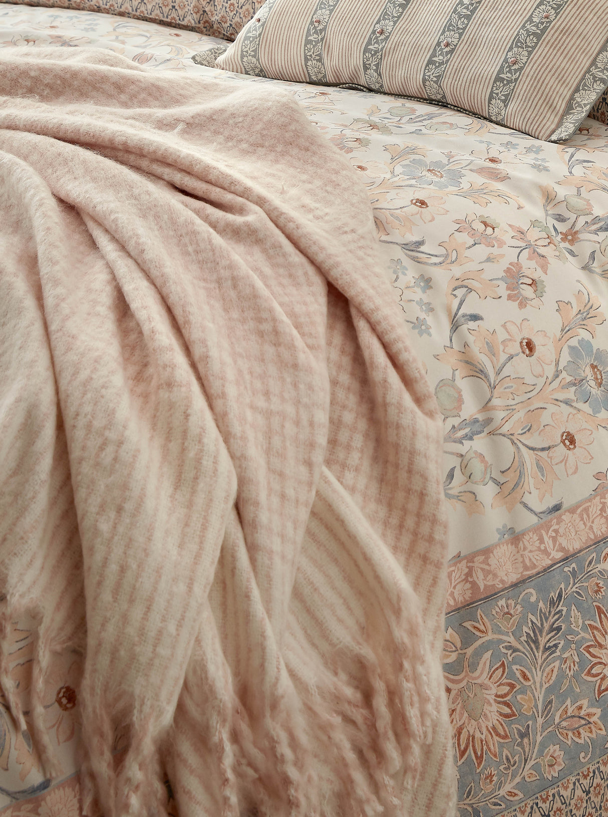 Laura Ashley Lyngate Plaster Pink 130cm x 170cm Throw