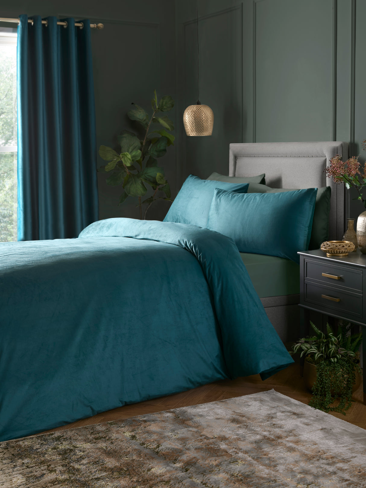 Laurence Llewelyn Bowen Montrose Luxury Velvet Duvet Set