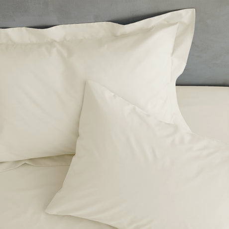 Catherine Lansfield Easy Iron 50% Polyester/50% Combed Cotton 180 Thread Count Percale Cream Sheets