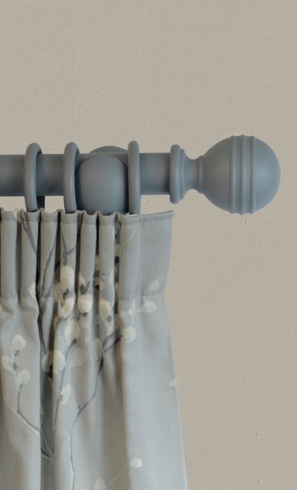Laura Ashley Wooden Ribbed Ball Curtain Pole (ORDER ONLY)