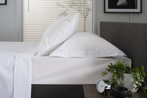 The Lyndon Company 200 Thread Count 100% Cotton Percale White Sheets