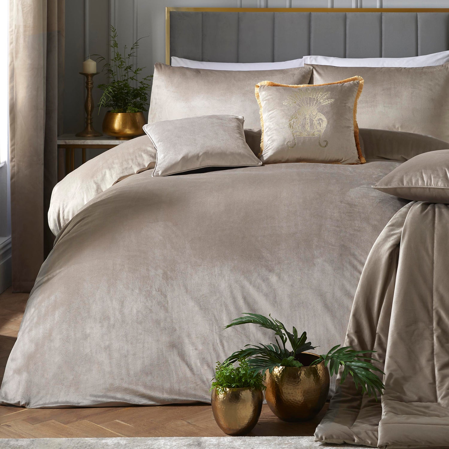 Laurence Llewelyn Bowen Montrose Luxury Velvet Duvet Set